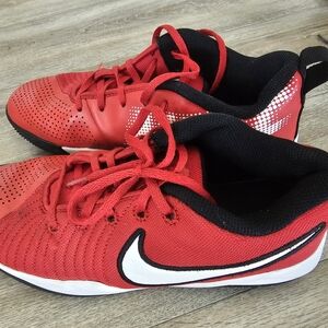Nike Team Hustle Quick 2 Youth Boys Sneakers AT5298-600 size 7Y Red/Black